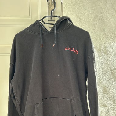 Schwarzer Hoodie