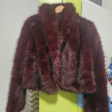 Bordeauxrote Jacke aus Kunstfell