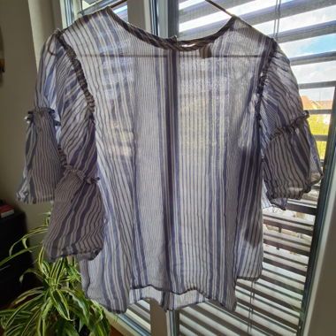 Blusa rigata H&M con maniche con volant 36