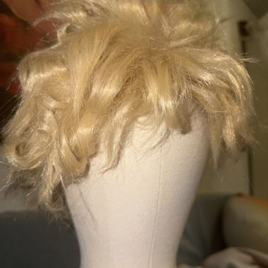 Perruque blonde bouclée