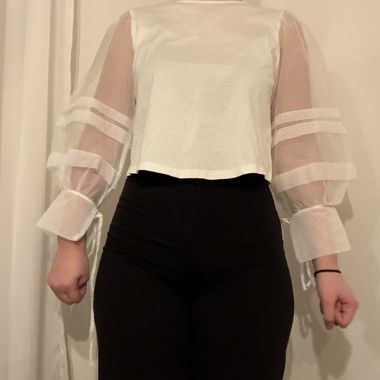 Weisse Bluse mit Puffärmeln