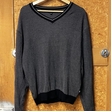 Maglione a righe grigio-nero
