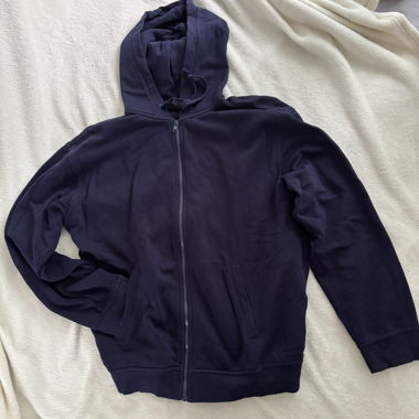 Dunkle Kapuzenjacke mit Reissverschluss