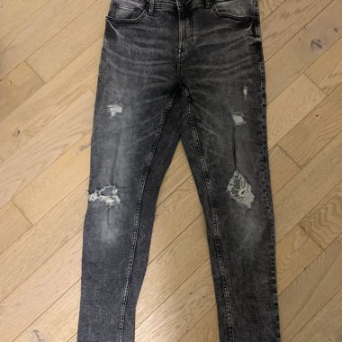 Jeans grigio sbiadito e strappato 