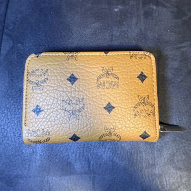 Portafoglio marrone con zip su tutto il perimetro