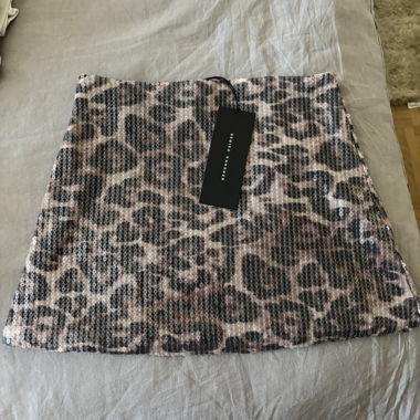Kurzer Leoparden-Minirock mit Pailletten von Bershka