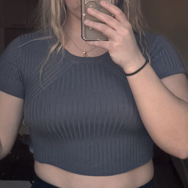 Grey ribbed cropped top with short sleeves