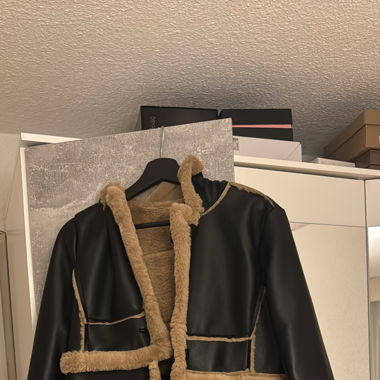 Manteau noir long avec fourrure