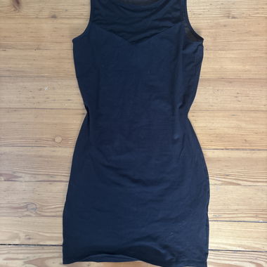 Schwarzes Kleid