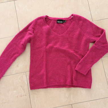 Pull en rose à encolure en V