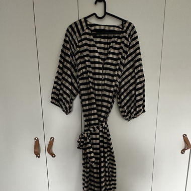 Blau beige gestreiftes Kleid