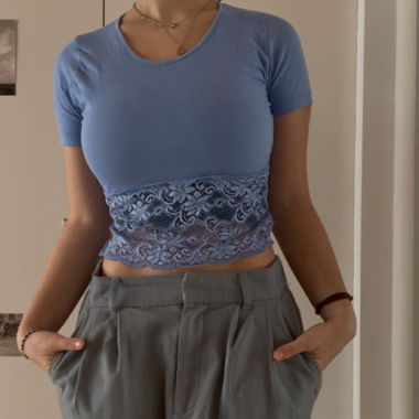 Blaues Croptop mit Netz