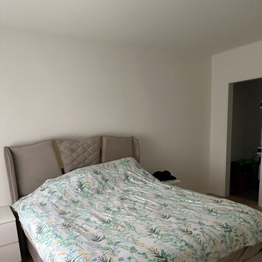 Bett mit Platz unten dran