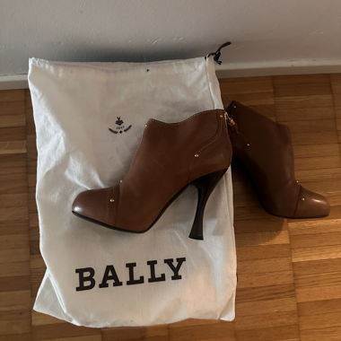 Stivaletti Bally in pelle con tacco
