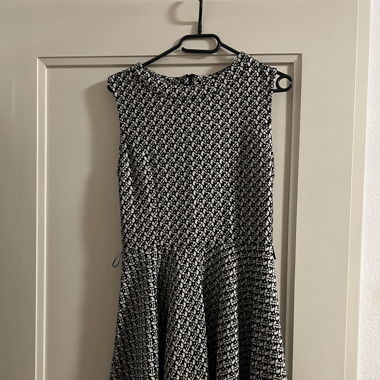 Stilvolles schwarz-weisses Kleid Grösse M
