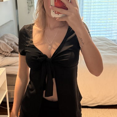 Haut noir à décolleté en V et manches courtes