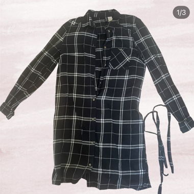 Hemdblusenkleid mit Gürtel, schwarz und weiss
