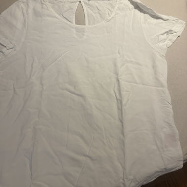 T-shirt bianco con scollo a goccia