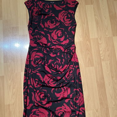 Robe noire au motif de roses