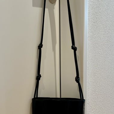 Schwarze Lederhandtasche von Zara