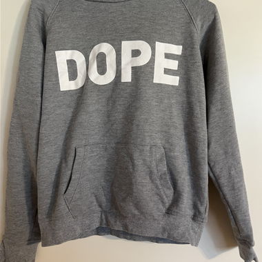 Felpa con cappuccio grigia con scritta DOPE