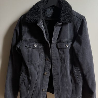 Giacca in jeans nera con fodera in teddy