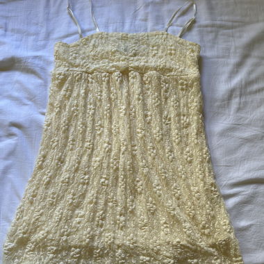 Kurzes Kleid aus gelber Spitze