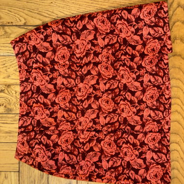 Roter und burgunderfarbener Floral-Rock