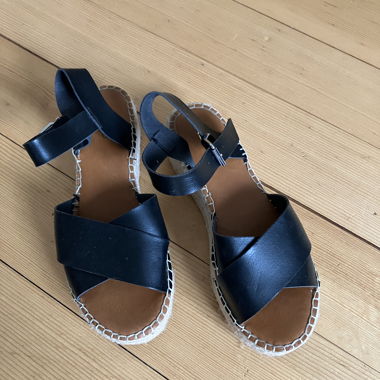 Sandalo zeppa con cinturini in pelle