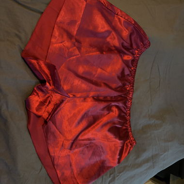 Rote Satin-Shorts