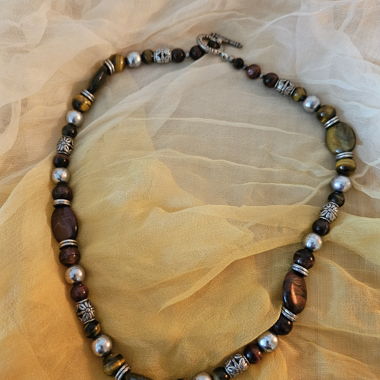 Collier de perles avec perles métalliques