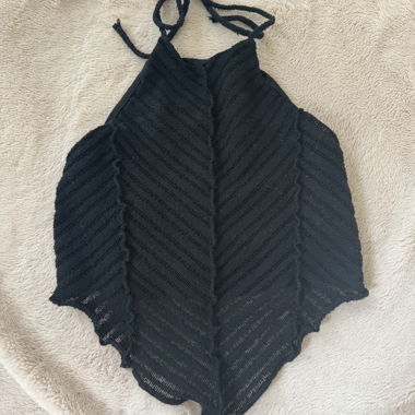 Haut noir à encolure licou
