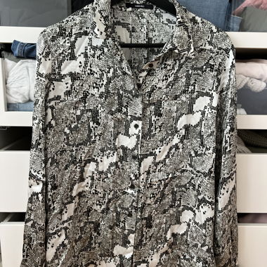 Blusa Someday con motivo serpente