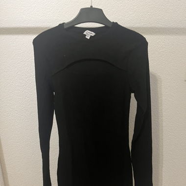 Robe noire côtelée avec découpe!