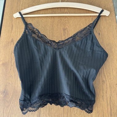 Top corto nero con pizzo