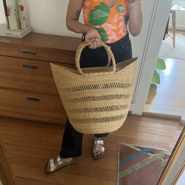 Cestino da spiaggia intrecciato