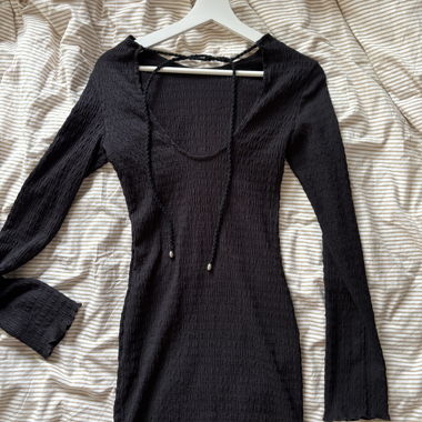 Schwarzes langärmeliges Minikleid