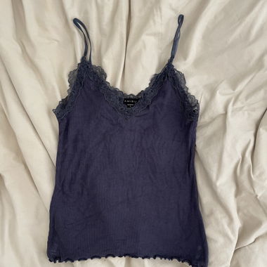 Top con pizzo
