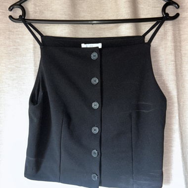 Top corto nero con bottoni