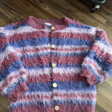Flauschiger gestreifter Cardigan mit Knopfleiste