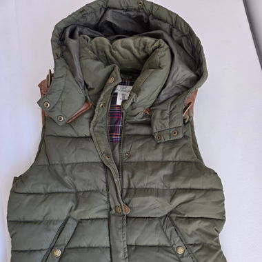 Grünes Gilet Mit Kaputze zum abnehmen