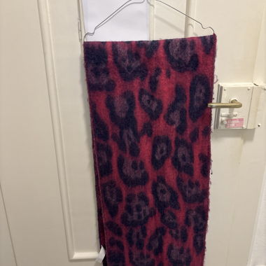 Schal mit Leopardenmuster