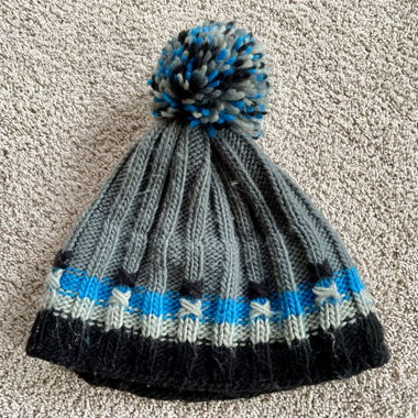 Grau gestrickte Mütze mit Fleece-Futter