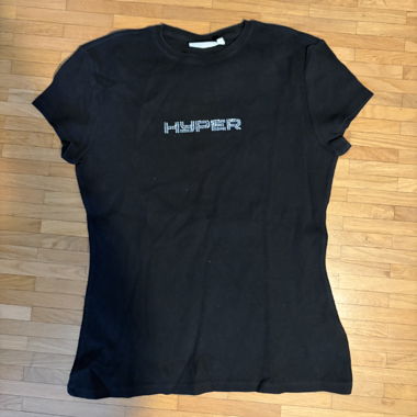 T-shirt noir avec inscription «HYPER» en strass