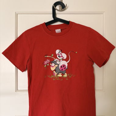 T-shirt rosso con motivo di fumetti