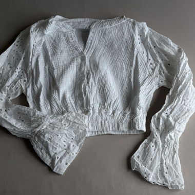 Blusa corta con occhielli bianca