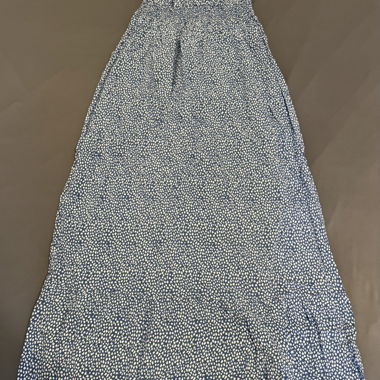 2 geblümte Kleider, eins mit Unterkleid