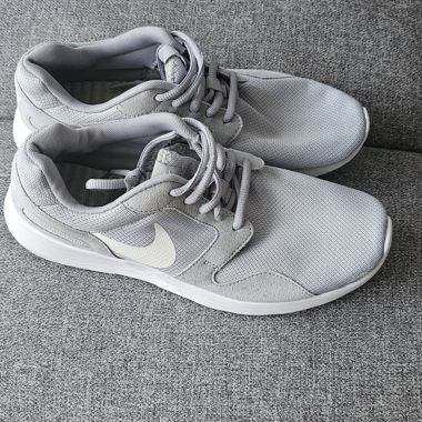 Baskets Nike grises
