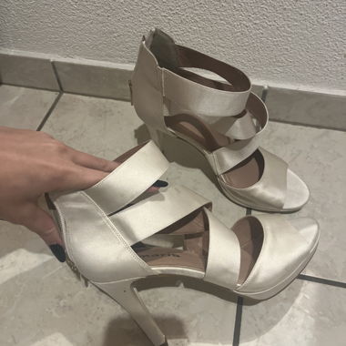 Tacchi Tamaris a sandalo bianco champagne 