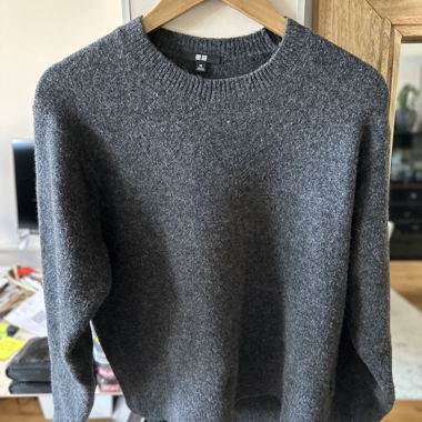 Dunkelgrauer Uniqlo-Pullover
